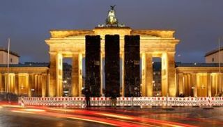 عمل فني أمام بوابة 