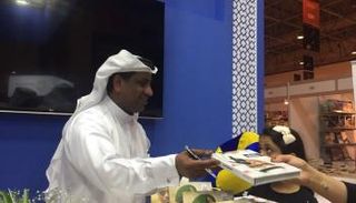 الشاعر الإماراتي علي الخوار يوقّع نسخة من ديوانه الجديد