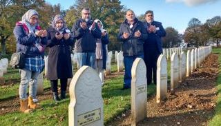 بريطانيون يزورون قبور الجنود المسلمين بفرنسا