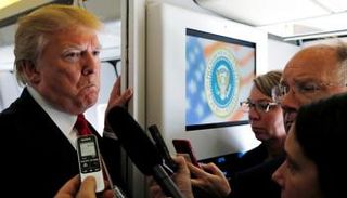 ترامب خلال تصريحات صحفية في فيتنام- رويترز