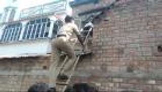 هندي يحبس زوجته وابنتها في غرفة 5 سنوات