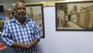 فنان مصري يرسم بالرمال لـ"بوابة العين": أخشى اندثار حرفتي