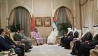 محمد بن زايد يبحث مع ملك المغرب تعزيز العلاقات المشتركة