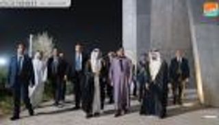 بالصور.. ملك المغرب يزور "واحة الكرامة" بأبوظبي