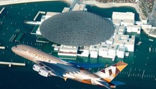 طائرة الاتحاد للطيران إيرباص A380 تحلق على نحو منخفض فوق اللوفر أبوظبي