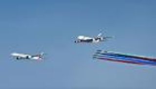 استعراض جوي لـ"طيران الإمارات" وفريق الفرسان بسماء دبي