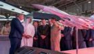 بالصور.. محمد بن زايد يزور معرض دبي الدولي للطيران