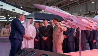 الشيخ محمد بن زايد يزور معرض دبي للطيران