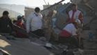 بالصور.. زلزال إيران يحصد 328 قتيلا