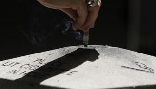 مصير الإنسان قد يكون رهنا ببقايا سيجارة