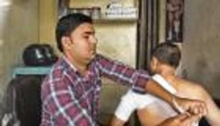 بالصور.. "بهلوانات" دلهي تعالج آلام العظام بالزيت والعصي