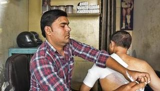 رجل في دلهي يرد العظام إلى مكانها