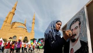 بيروت تدعم الحريري بلوحات فنية