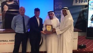 بوساكا خلال تكريمه من الاتحاد الإماراتي