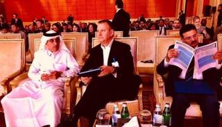 عضو الكنيست الإسرائيلي السابق مارغليت بجوار مسؤول قطري