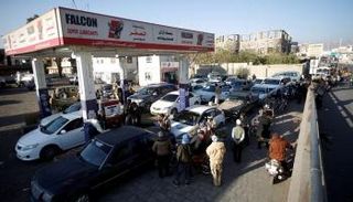 الحكومة اليمنية تسعى لحل أزمة المشتقات النفطية - رويترز