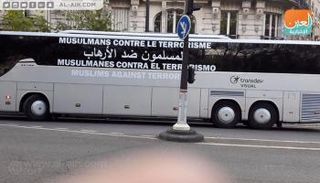 حافلة بشعارات ترفض الإرهاب ضمن أنشطة منتدى باريس للسلام