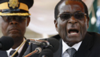 زيمبابوي.. الدبابات تحاصر  العاصمة وأنباء عن انقلاب عسكري