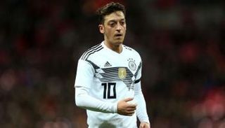 أداء أوزيل أمام إنجلترا قد يفقده مكانه في كأس العالم