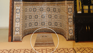 سجادة الصلاة في المحراب