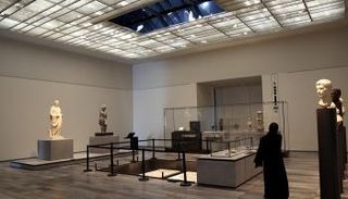 إحدى قاعات اللوفر أبوظبي