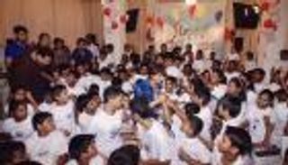 شاروخان يحتفل بيوم الطفل مع ابنه و100 صغير مُعدم