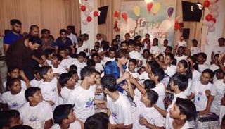 شاروخان يحتفل بيوم الطفل مع ابنه الصغير و100 طفل مُعدم