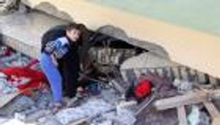 بالصور.. ناجون من زلزال إيران يفترشون الأطلال