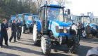 على ظهر الجرار.. رئيس كوريا الشمالية يسعى لطمأنة شعبه