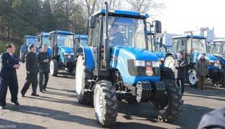 زعيم كوريا الشمالية يقود جرارا - أرشيفية 