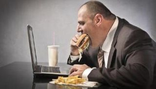 تناول الطعام بسرعة يهدد صحتك