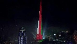 الإمارات تتشح بالعلم العماني