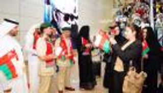 بالصور.. مطار دبي ينشر الورود والحلوى ابتهاجا بالعيد الوطني لعُمان