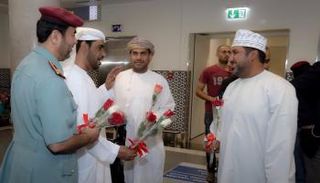 شرطة أبوظبي تستقبل العُمانيين بالورود احتفاء بيومهم الوطني