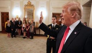 الرئيس الأمريكي دونالد ترامب ملوحا بيده للصحفيين ( رويترز)