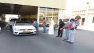 بالصور.. شرطة أبوظبي تواصل استقبال العُمانيين بالأعلام والورود