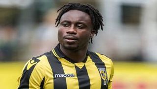 لاعب تشيلسي يحرز هدفا عكسيا ساقطا في الدوري الهولندي