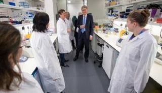 وزير الخزانة البريطاني خلال زيارته أحد المعامل الطبية- رويترز