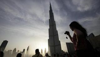 سياح عند برج خليفة -رويترز