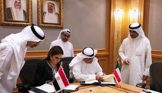 أثناء توقيع الاتفاق بين مصر والصندوق الكويتي