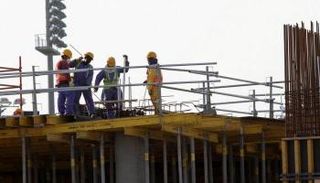 العمال يعانون ظروفا معيشية مزرية في قطر
