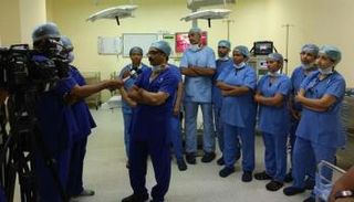 الفريق الطبي الذي أجرى العملية