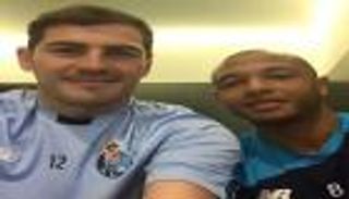 كاسياس يداعب براهيمي بلقطة من "تايتانيك"