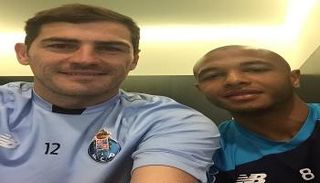 كاسياس يداعب براهيمي بلقطة من 