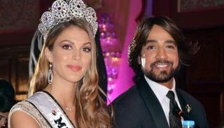 مصمم الأزياء هاني البحيري مع إيريس ملكة جمال الكون