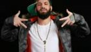 مطرب إيراني مهدد بالقتل لانتقاده ضحايا الزلزال