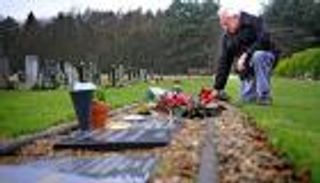 أرمل ينتحر بعد حرمانه من زيارة قبر زوجته