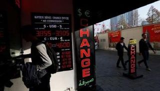 مكتب صرافة في إسطنبول - رويترز