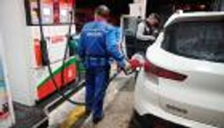 النفط فوق 62 دولارا وزيادة الإنتاج الأمريكي تكبح المكاسب