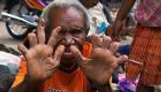 بالصور.. قبيلة إندونيسية يقطع نساؤها أصبعا كلما فقدن عزيزا